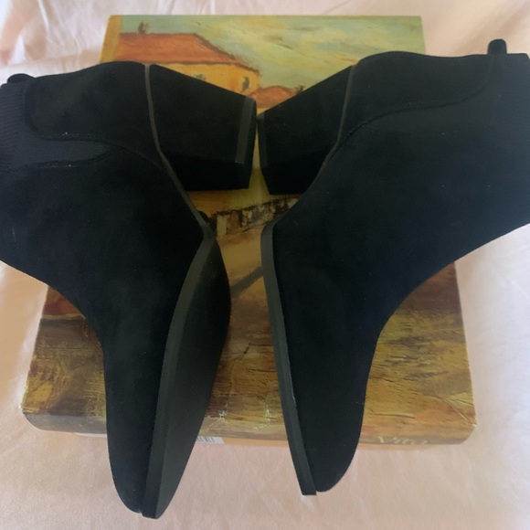 Suede pull on heeled Ankle boots NIB - Picture 3 of 7